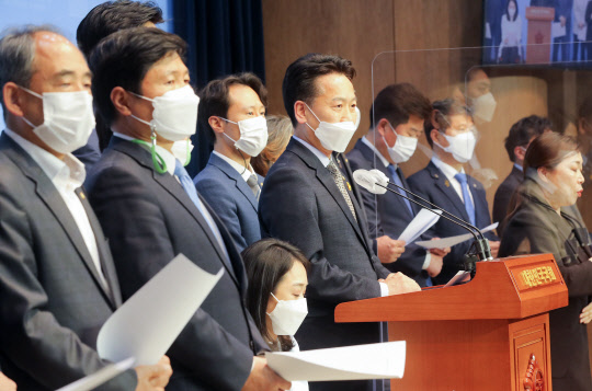 더불어민주당 초선 의원들이 지난 서울 여의도 국회 소통관에서 4ㆍ7 재보궐 선거 참패와 관련한 입장을 밝히는 모습. 연합뉴스.